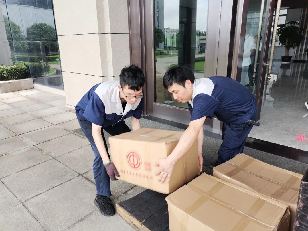 “夏日送清凉”，银河集团(galaxy)向生产一线员工分发市总工会夏日慰问品